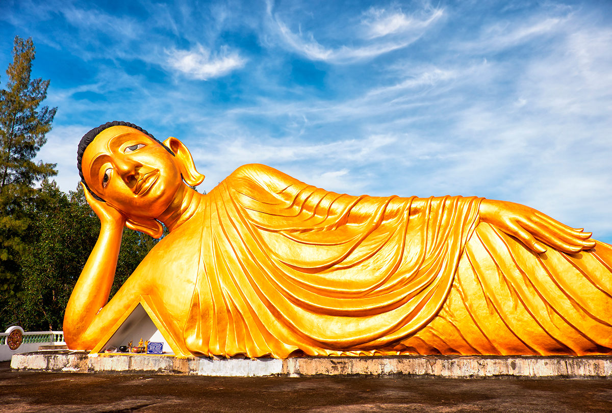 Статя лежащего Будды в храме Шри Сунтон